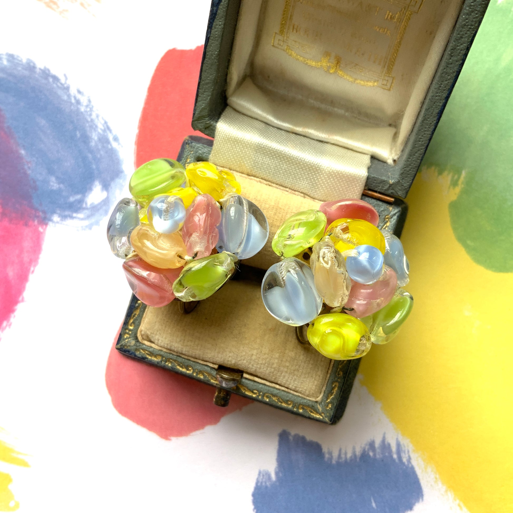 A colourful and beautiful pair of screw-back earrings made with givre glass. カラフルで美しいジブレグラスが集まったスクリューイヤリング。