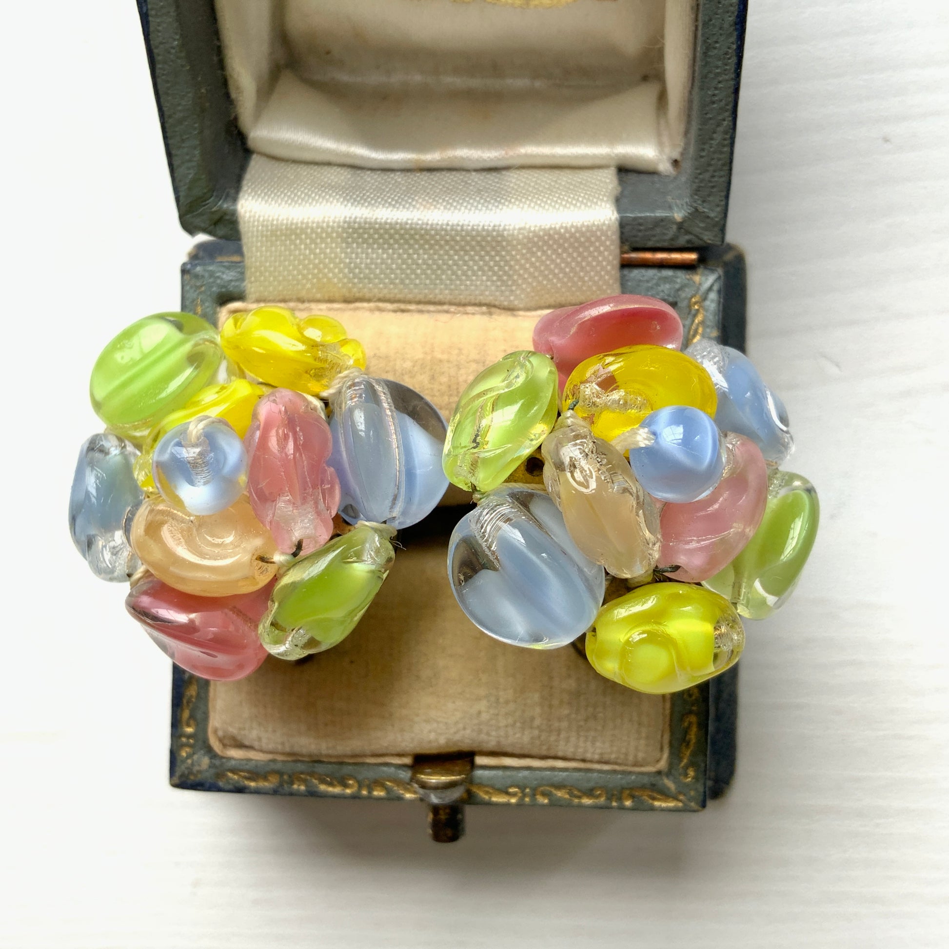 A colourful and beautiful pair of screw-back earrings made with givre glass. カラフルで美しいジブレグラスが集まったスクリューイヤリング。