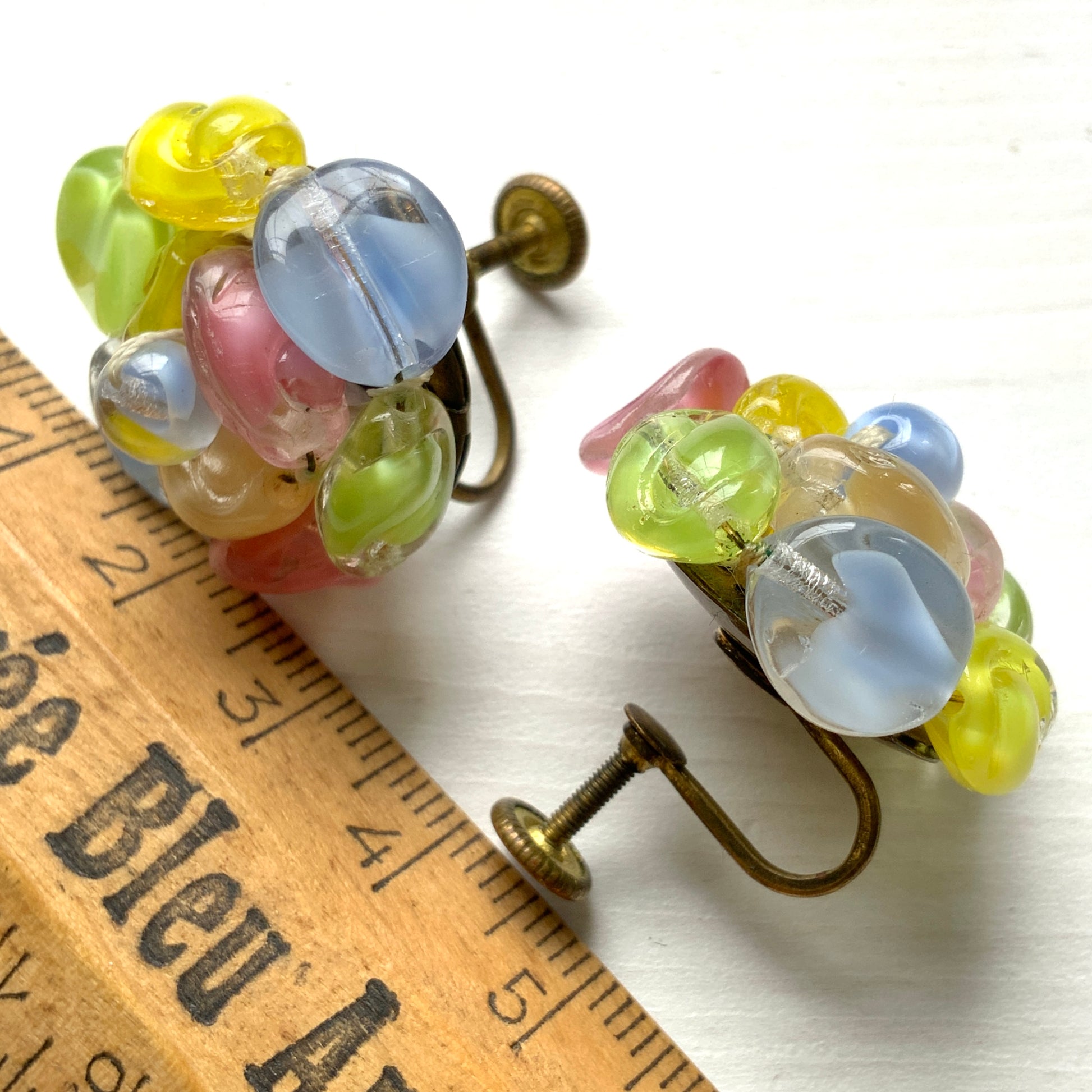 A colourful and beautiful pair of screw-back earrings made with givre glass. カラフルで美しいジブレグラスが集まったスクリューイヤリング。
