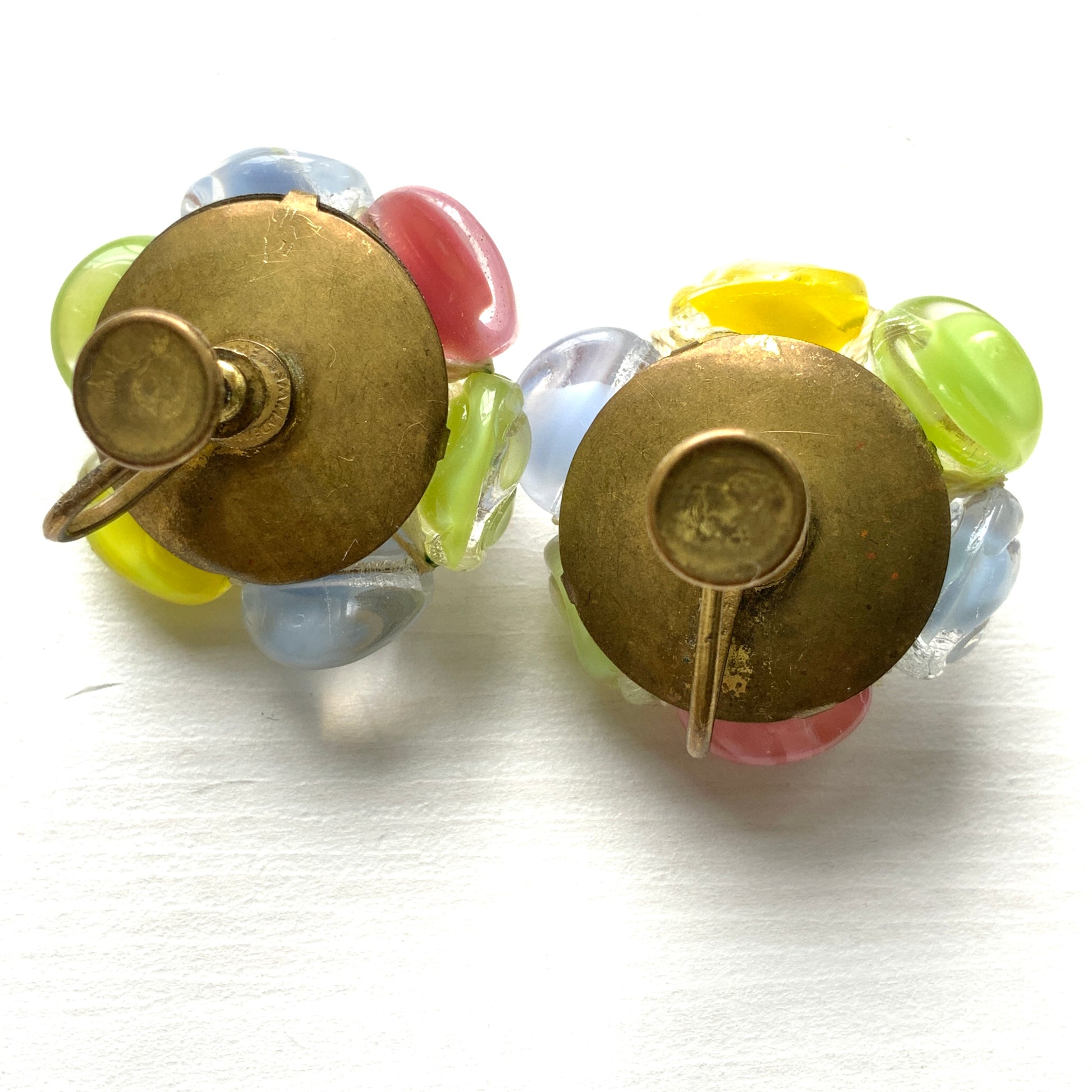 A colourful and beautiful pair of screw-back earrings made with givre glass. カラフルで美しいジブレグラスが集まったスクリューイヤリング。