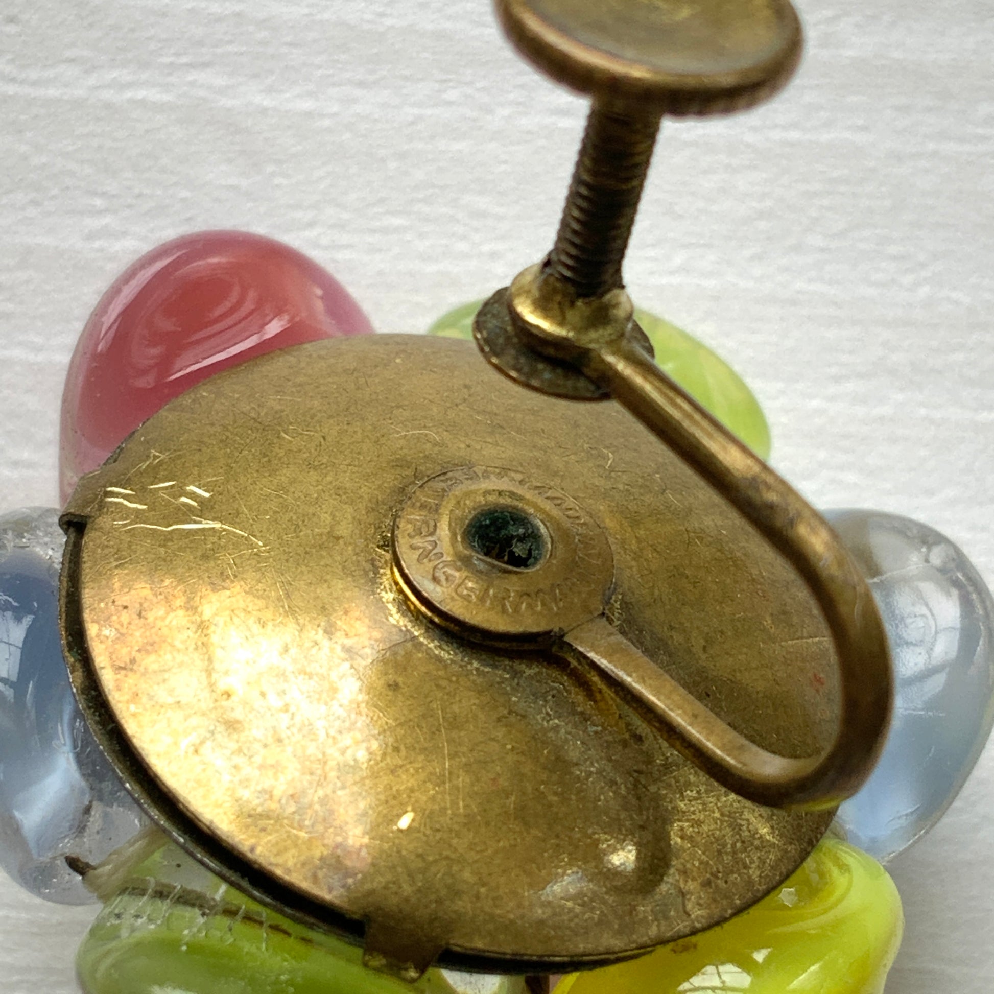 A colourful and beautiful pair of screw-back earrings made with givre glass. カラフルで美しいジブレグラスが集まったスクリューイヤリング。