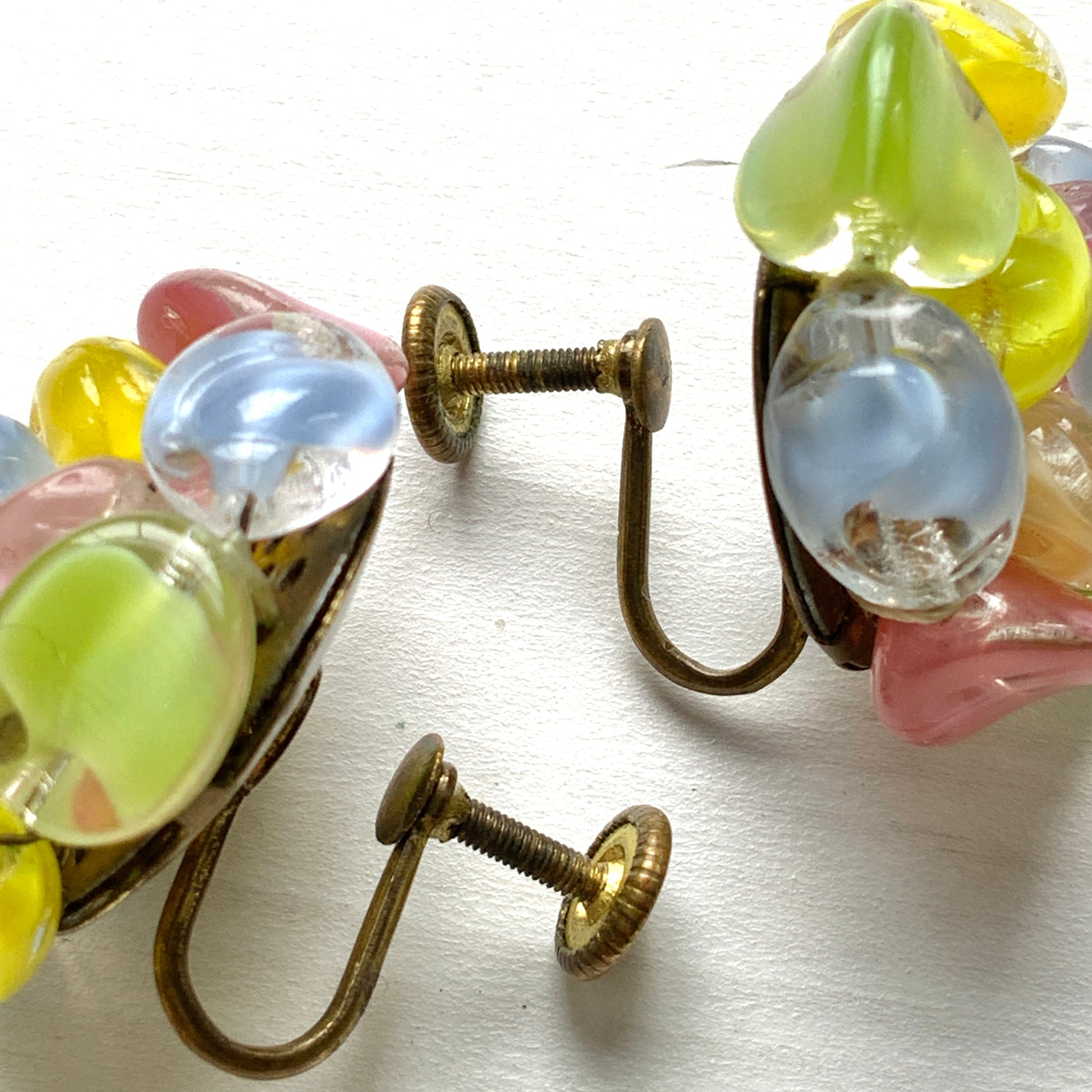 A colourful and beautiful pair of screw-back earrings made with givre glass. カラフルで美しいジブレグラスが集まったスクリューイヤリング。