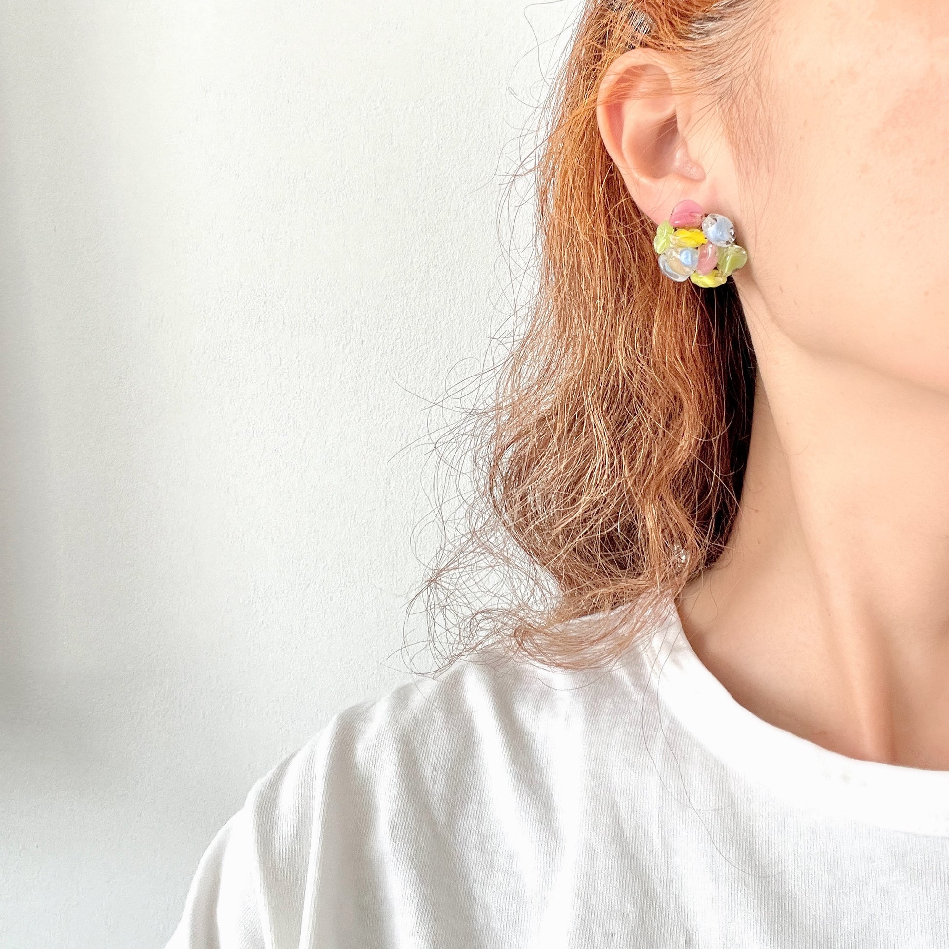A colourful and beautiful pair of screw-back earrings made with givre glass. カラフルで美しいジブレグラスが集まったスクリューイヤリング。