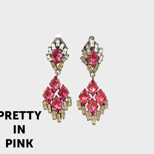 Clip-on earrings by Norman Hartnell, featuring pink and clear rhinestones. ピンクとクリアのラインストーンをあしらった、ノーマン・ハートネルによるクリップイヤリング。