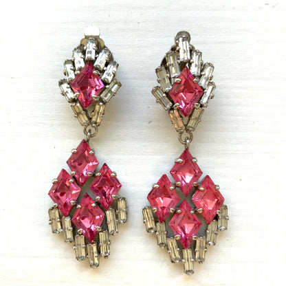 Clip-on earrings by Norman Hartnell, featuring pink and clear rhinestones. ピンクとクリアのラインストーンをあしらった、ノーマン・ハートネルによるクリップイヤリング。
