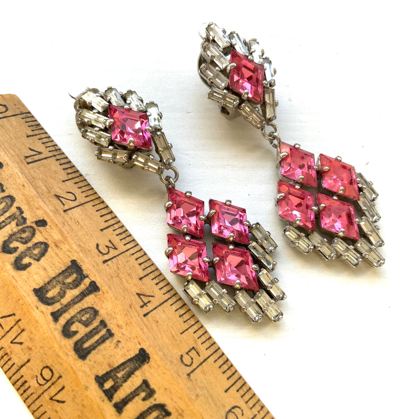 Clip-on earrings by Norman Hartnell, featuring pink and clear rhinestones. ピンクとクリアのラインストーンをあしらった、ノーマン・ハートネルによるクリップイヤリング。