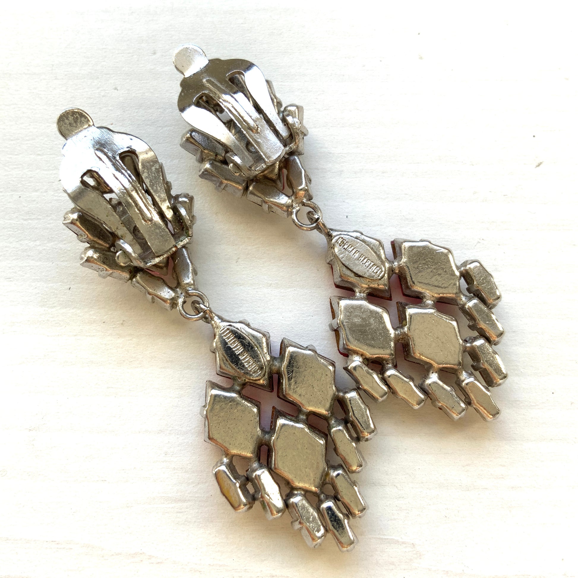 Clip-on earrings by Norman Hartnell, featuring pink and clear rhinestones. ピンクとクリアのラインストーンをあしらった、ノーマン・ハートネルによるクリップイヤリング。