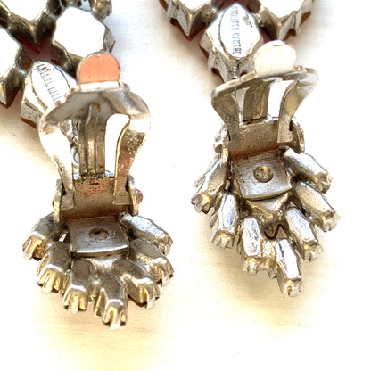 Clip-on earrings by Norman Hartnell, featuring pink and clear rhinestones. ピンクとクリアのラインストーンをあしらった、ノーマン・ハートネルによるクリップイヤリング。