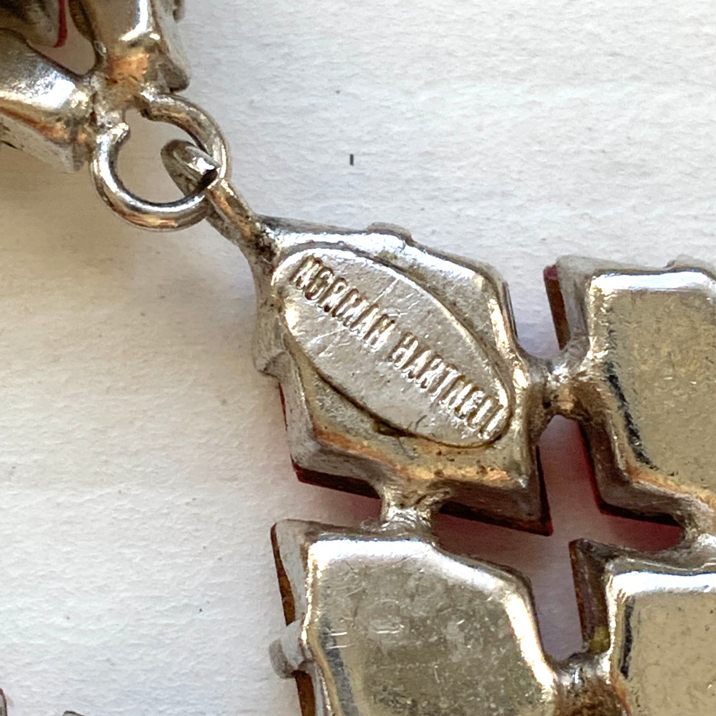 Clip-on earrings by Norman Hartnell, featuring pink and clear rhinestones. ピンクとクリアのラインストーンをあしらった、ノーマン・ハートネルによるクリップイヤリング。