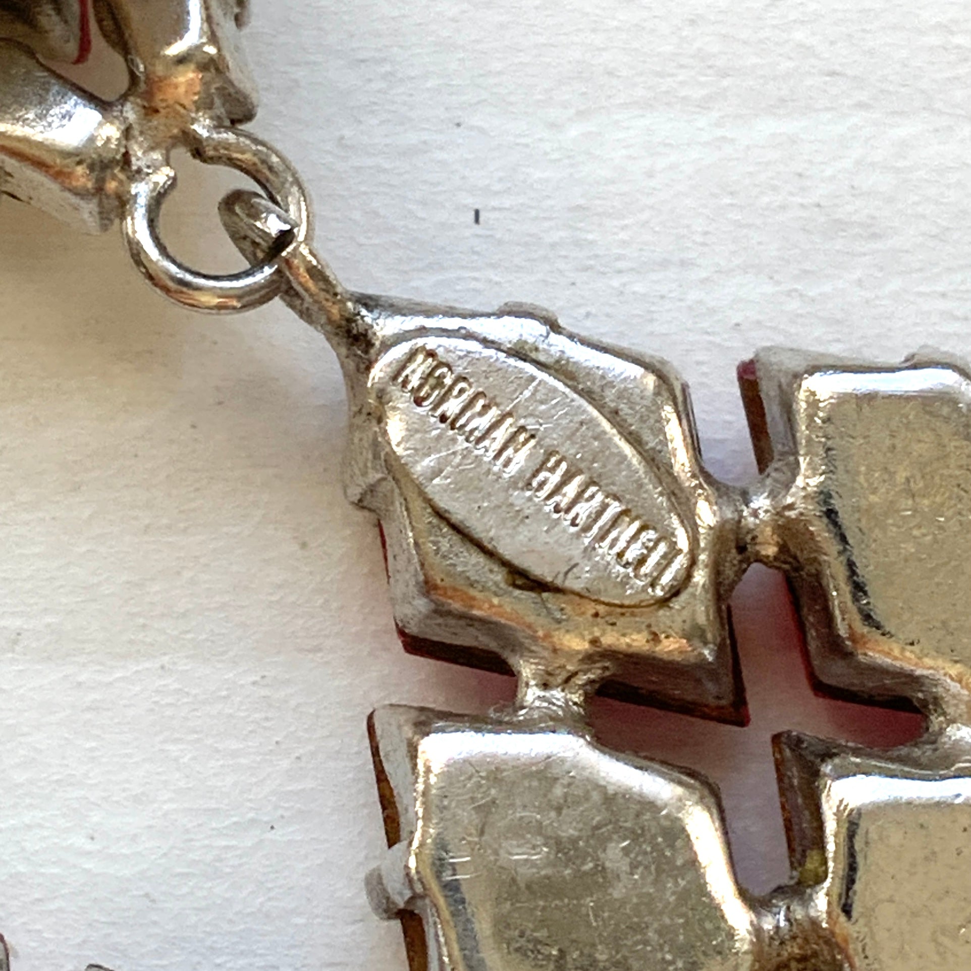 Clip-on earrings by Norman Hartnell, featuring pink and clear rhinestones. ピンクとクリアのラインストーンをあしらった、ノーマン・ハートネルによるクリップイヤリング。