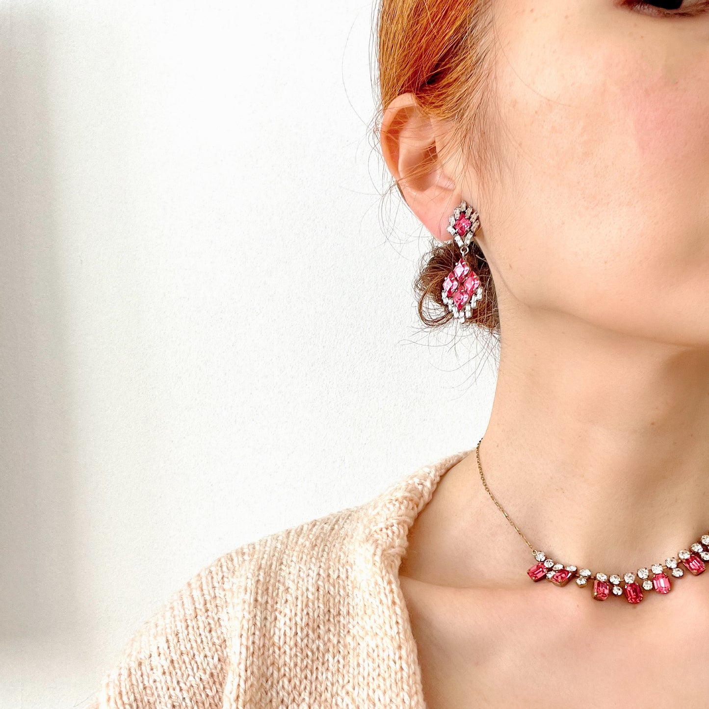 Clip-on earrings by Norman Hartnell, featuring pink and clear rhinestones. ピンクとクリアのラインストーンをあしらった、ノーマン・ハートネルによるクリップイヤリング。