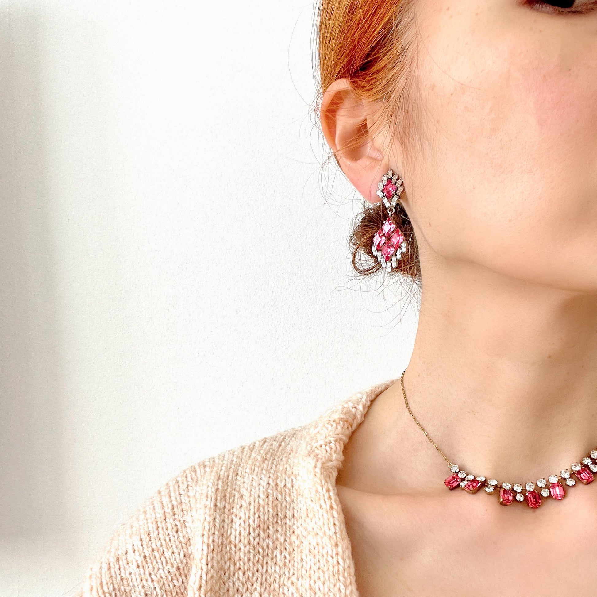 Clip-on earrings by Norman Hartnell, featuring pink and clear rhinestones. ピンクとクリアのラインストーンをあしらった、ノーマン・ハートネルによるクリップイヤリング。