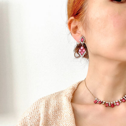 Clip-on earrings by Norman Hartnell, featuring pink and clear rhinestones. ピンクとクリアのラインストーンをあしらった、ノーマン・ハートネルによるクリップイヤリング。