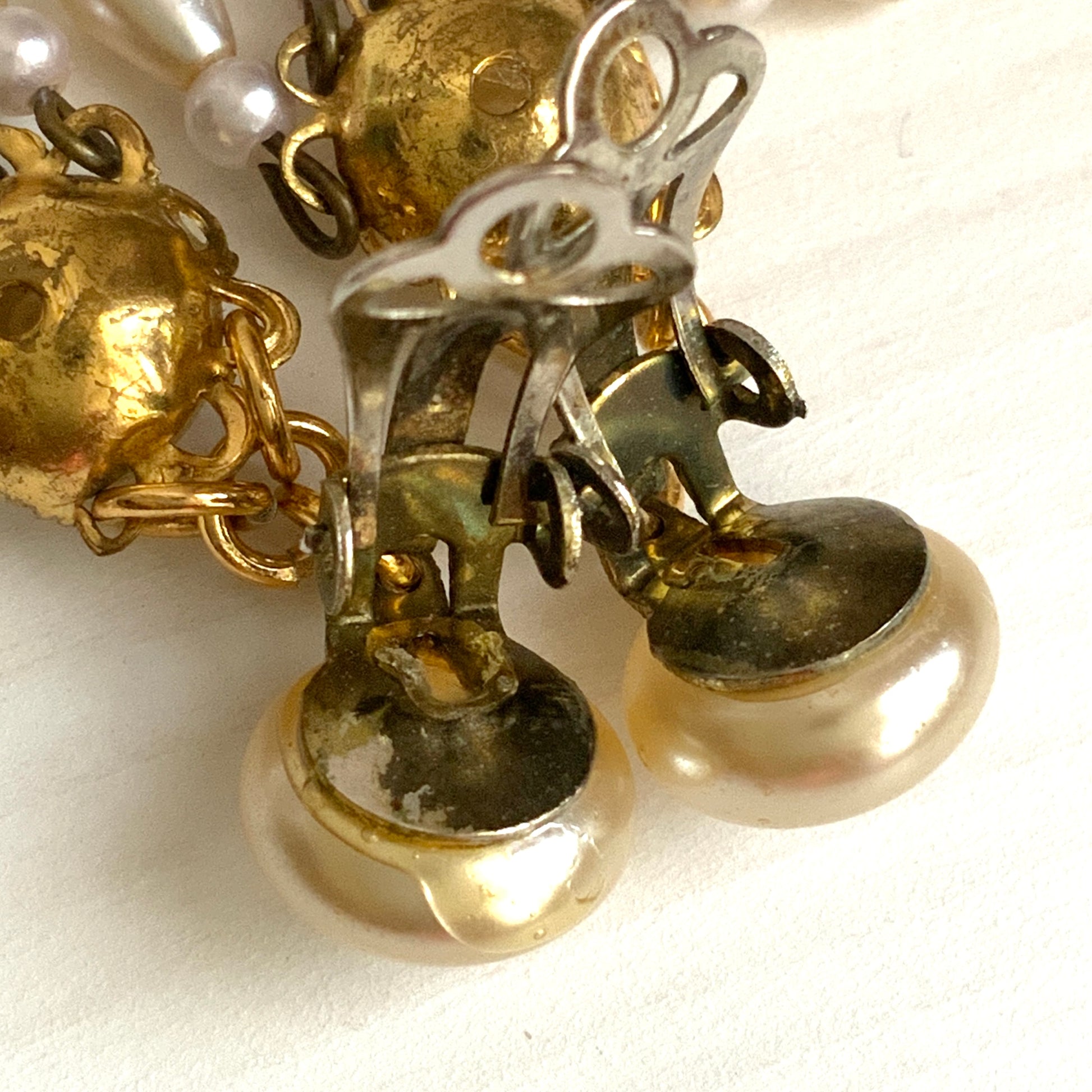 Clip earrings featuring button-shaped faux pearls with a fringe of many teardrop pearls. ボタン型フォーパールにたくさんのティアドロップパールのフリンジが揺れるクリップイヤリング。 