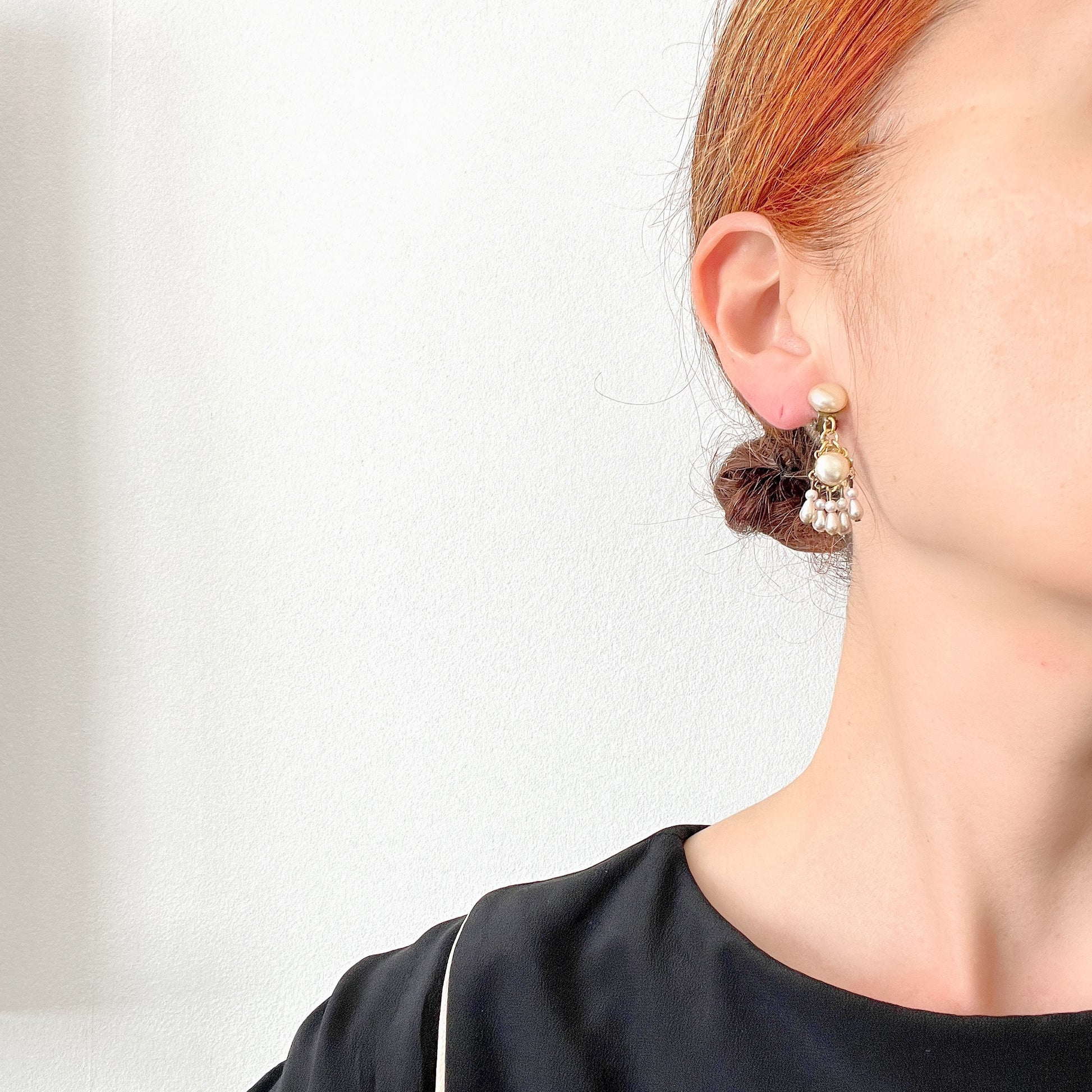 Clip earrings featuring button-shaped faux pearls with a fringe of many teardrop pearls. ボタン型フォーパールにたくさんのティアドロップパールのフリンジが揺れるクリップイヤリング。 