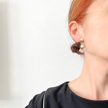 Clip earrings featuring button-shaped faux pearls with a fringe of many teardrop pearls. ボタン型フォーパールにたくさんのティアドロップパールのフリンジが揺れるクリップイヤリング。 