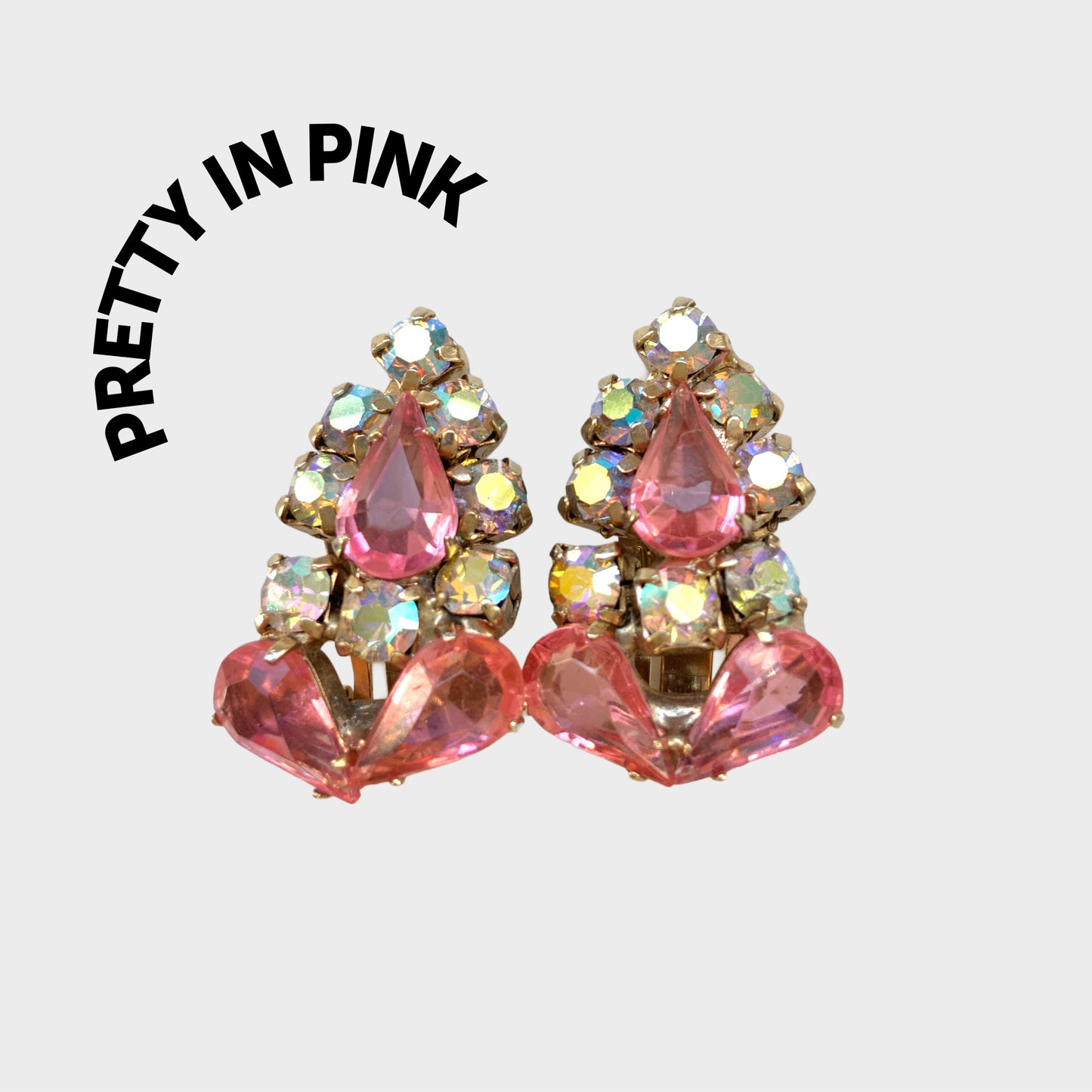 Earrings featuring pink teardrop glass stones paired with aurora rhinestones. ピンクのティアドロップガラスとオーロララインストーンを組み合わせたイヤリング。