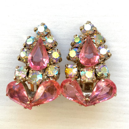 Earrings featuring pink teardrop glass stones paired with aurora rhinestones. ピンクのティアドロップガラスとオーロララインストーンを組み合わせたイヤリング。
