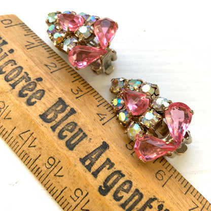 Earrings featuring pink teardrop glass stones paired with aurora rhinestones. ピンクのティアドロップガラスとオーロララインストーンを組み合わせたイヤリング。