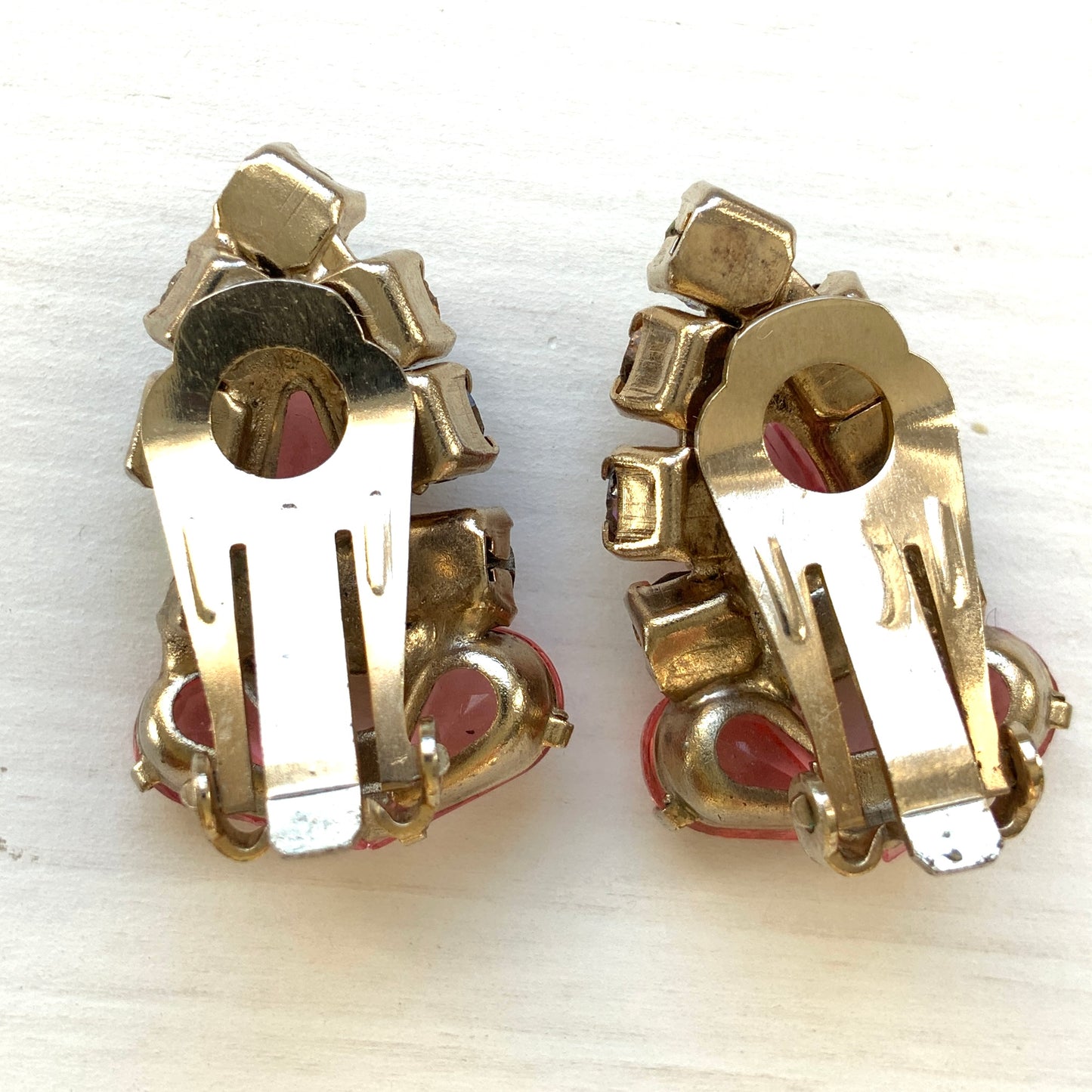 Earrings featuring pink teardrop glass stones paired with aurora rhinestones. ピンクのティアドロップガラスとオーロララインストーンを組み合わせたイヤリング。