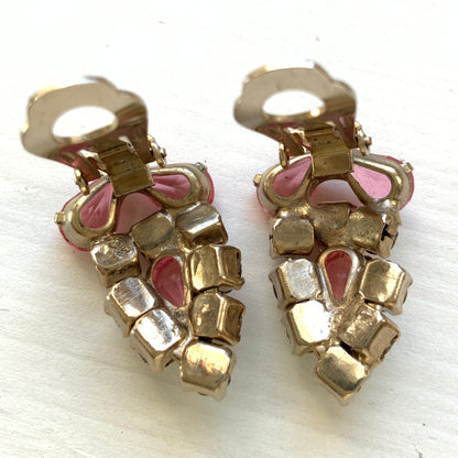 Earrings featuring pink teardrop glass stones paired with aurora rhinestones. ピンクのティアドロップガラスとオーロララインストーンを組み合わせたイヤリング。