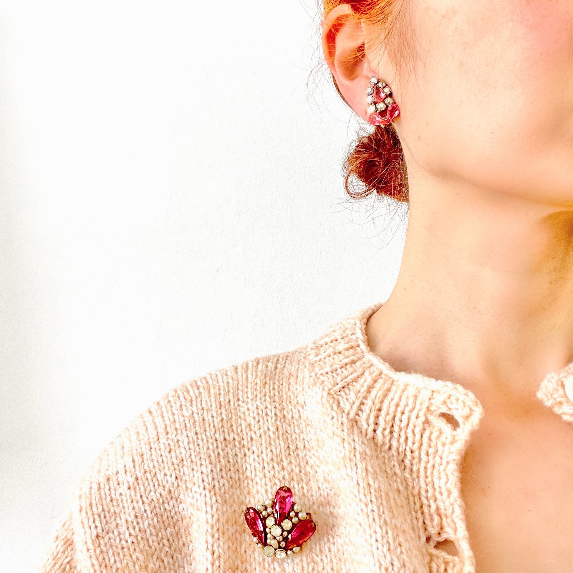 Earrings featuring pink teardrop glass stones paired with aurora rhinestones. ピンクのティアドロップガラスとオーロララインストーンを組み合わせたイヤリング。