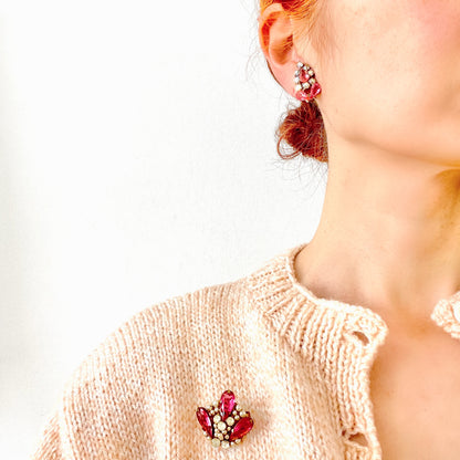 Earrings featuring pink teardrop glass stones paired with aurora rhinestones. ピンクのティアドロップガラスとオーロララインストーンを組み合わせたイヤリング。