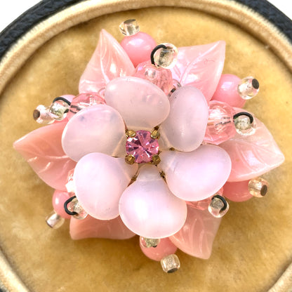 A floral brooch combining frosted glass, rhinestones, crystal beads and plastic elements.  フロストガラスやラインストーン、クリスタルビーズ、プラスチックなど、異なる素材を組み合わせたフラワーブローチ。