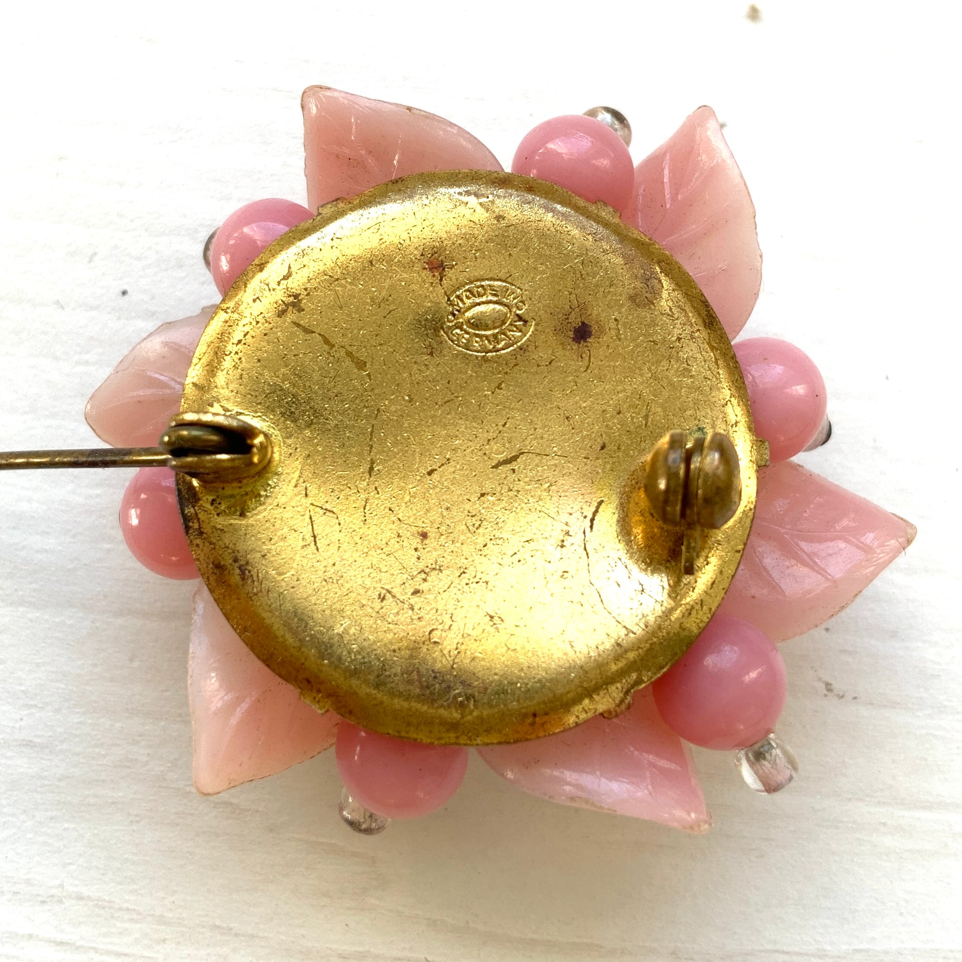 A floral brooch combining frosted glass, rhinestones, crystal beads and plastic elements.  フロストガラスやラインストーン、クリスタルビーズ、プラスチックなど、異なる素材を組み合わせたフラワーブローチ。