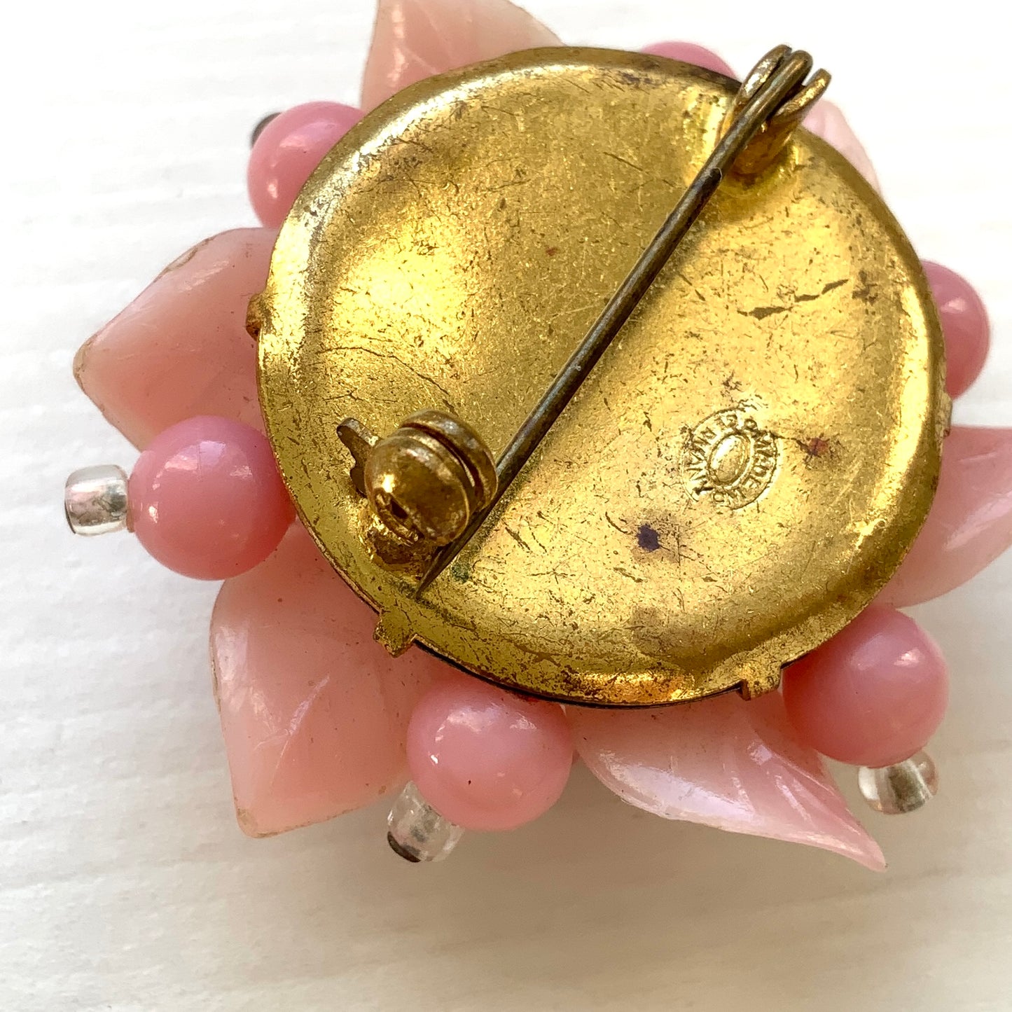 A floral brooch combining frosted glass, rhinestones, crystal beads and plastic elements.  フロストガラスやラインストーン、クリスタルビーズ、プラスチックなど、異なる素材を組み合わせたフラワーブローチ。