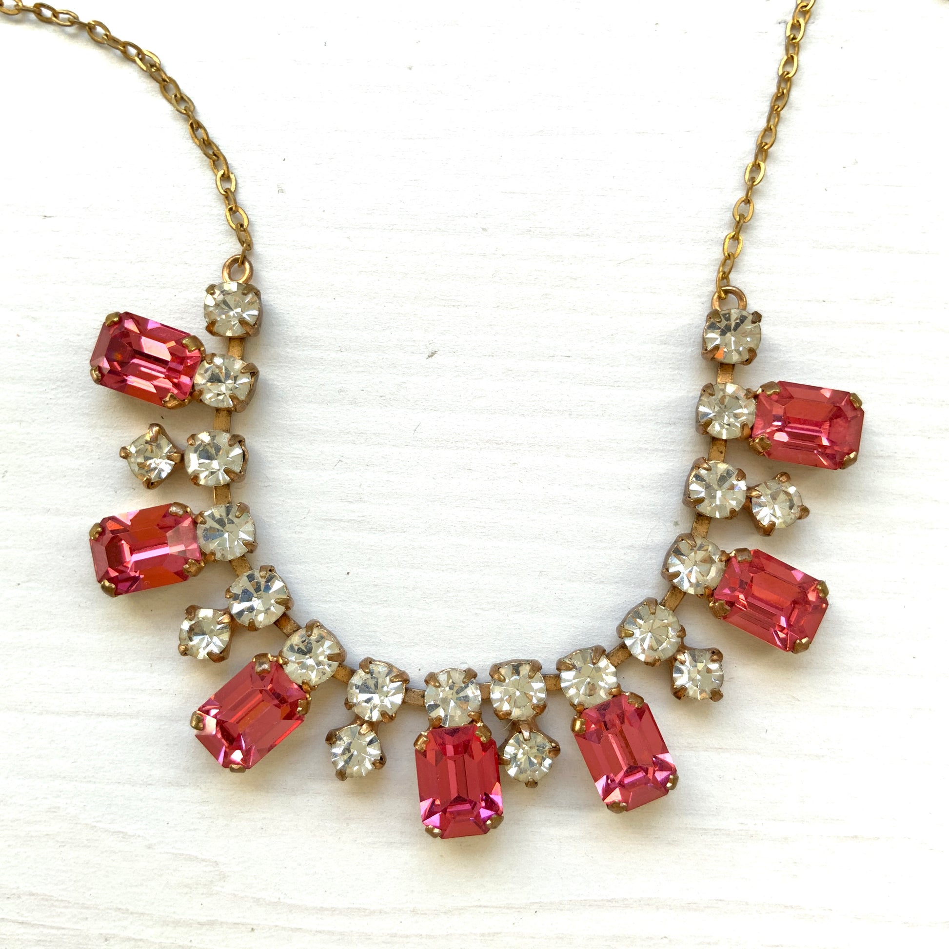 A necklace featuring pink and clear rhinestones. ピンクとクリアのラインストーンを組み合わせたネックレス。