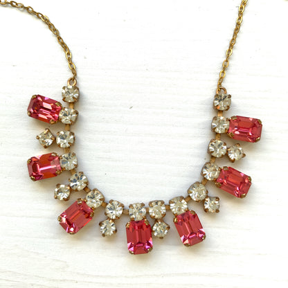 A necklace featuring pink and clear rhinestones. ピンクとクリアのラインストーンを組み合わせたネックレス。