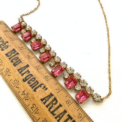 A necklace featuring pink and clear rhinestones. ピンクとクリアのラインストーンを組み合わせたネックレス。