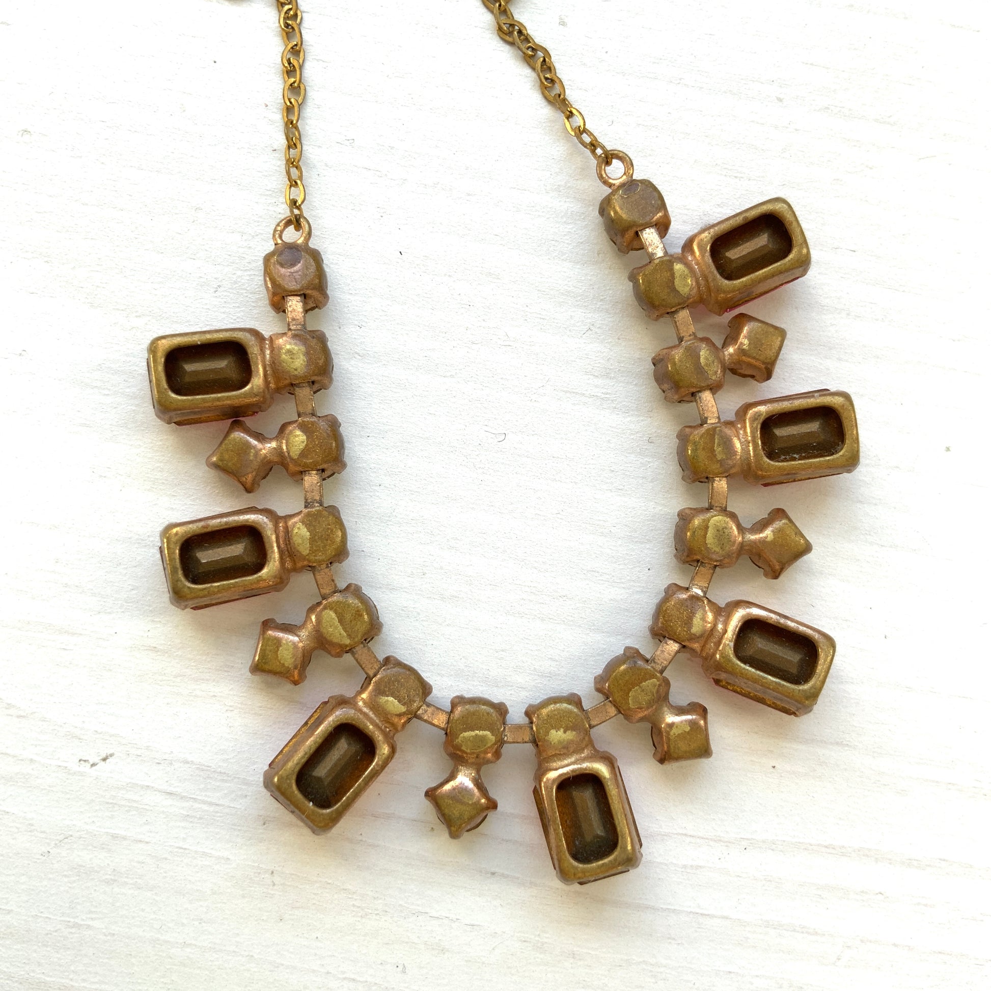 A necklace featuring pink and clear rhinestones. ピンクとクリアのラインストーンを組み合わせたネックレス。