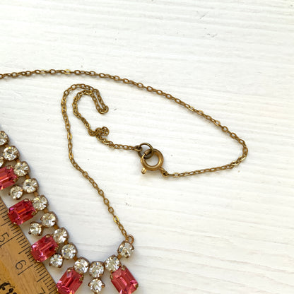 A necklace featuring pink and clear rhinestones. ピンクとクリアのラインストーンを組み合わせたネックレス。