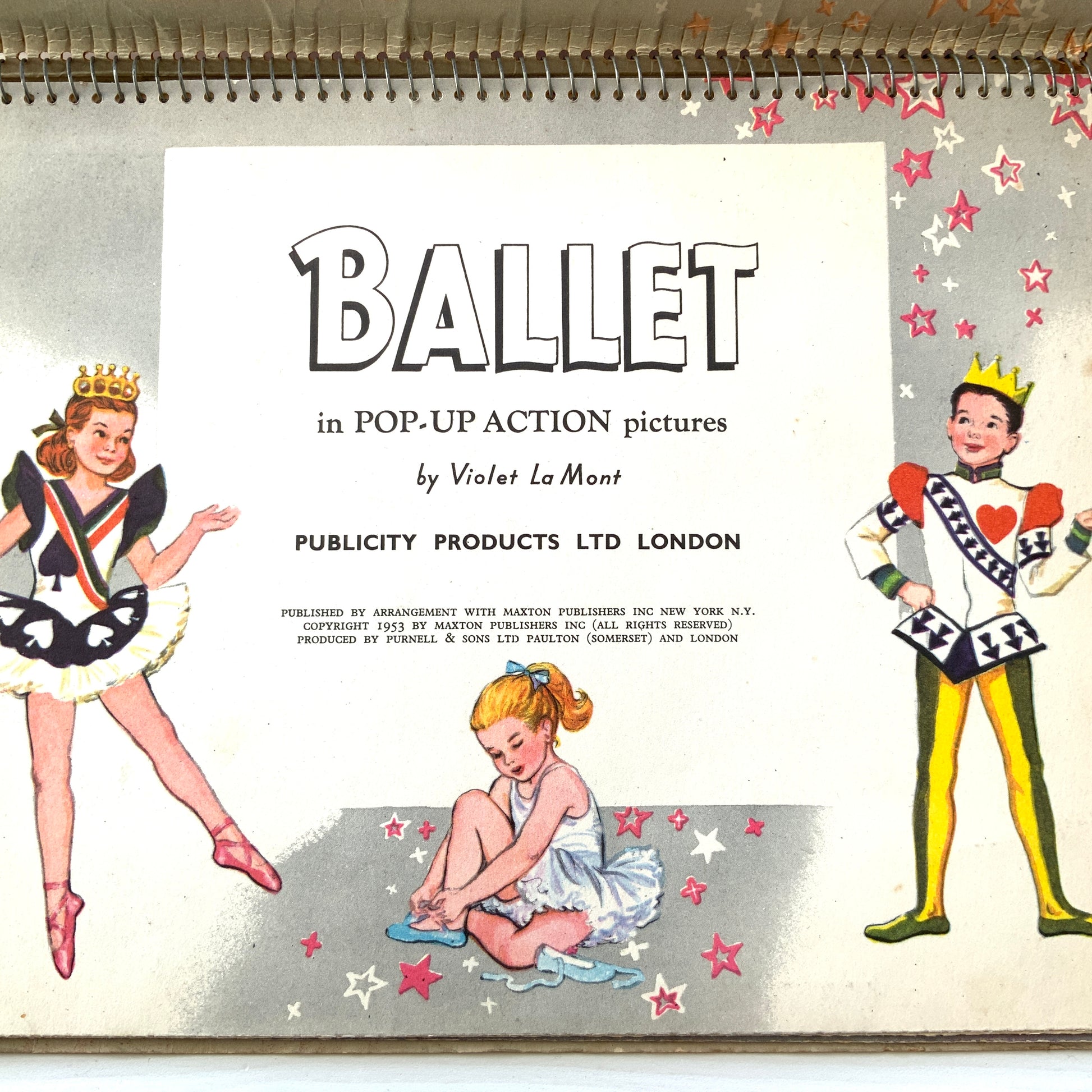 A children’s ballet introduction book featuring charming pop-up illustrations that rise from the pages, offering a gentle answer to the question, “What is ballet?”  かわいらしいイラストが立体的にポップアップする、「バレエってなあに？」という子ども向けのバレエ入門絵本。