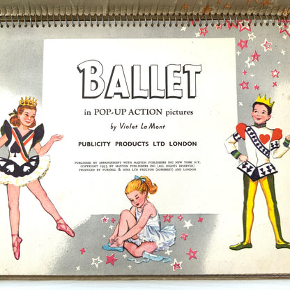 A children’s ballet introduction book featuring charming pop-up illustrations that rise from the pages, offering a gentle answer to the question, “What is ballet?”  かわいらしいイラストが立体的にポップアップする、「バレエってなあに？」という子ども向けのバレエ入門絵本。