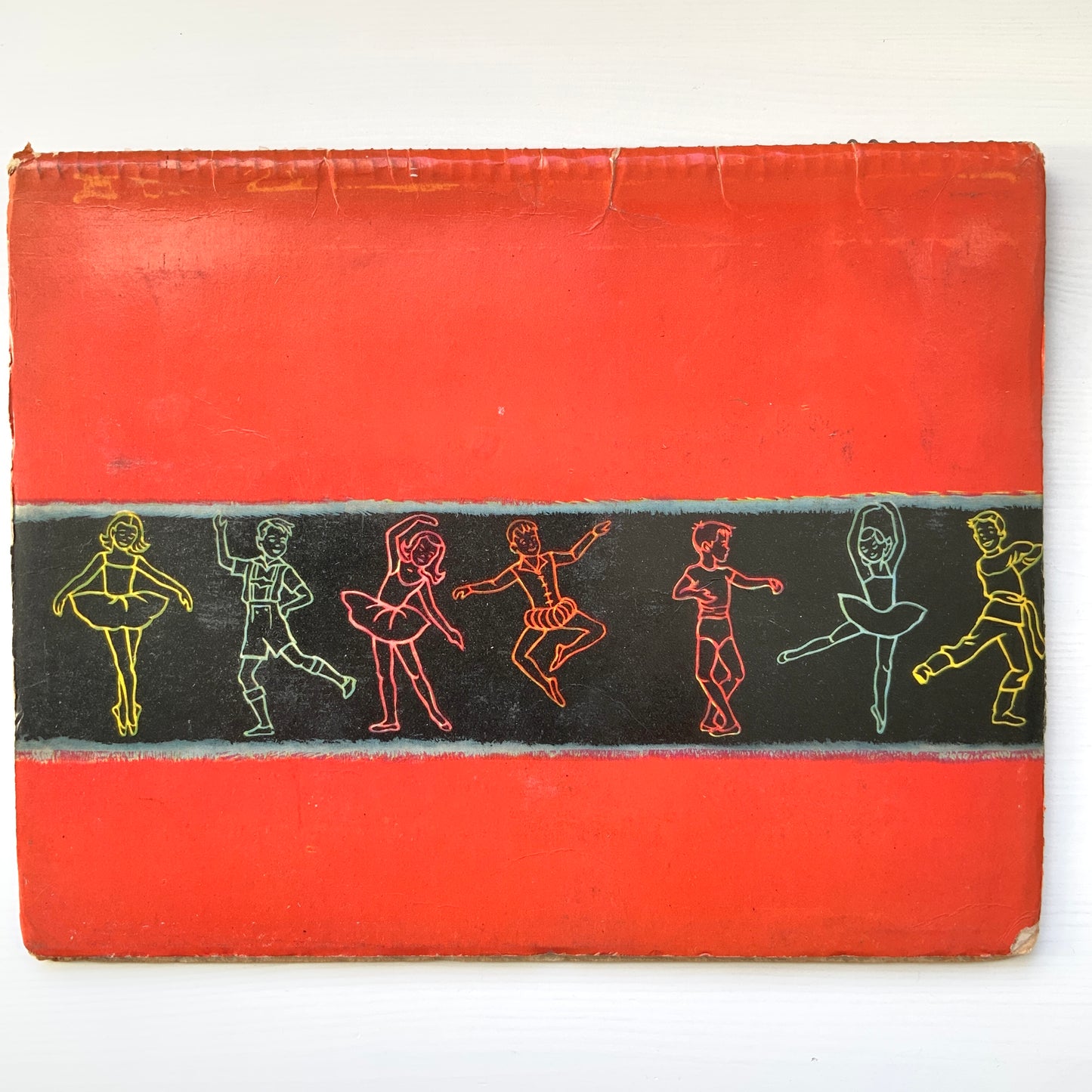 A children’s ballet introduction book featuring charming pop-up illustrations that rise from the pages, offering a gentle answer to the question, “What is ballet?”  かわいらしいイラストが立体的にポップアップする、「バレエってなあに？」という子ども向けのバレエ入門絵本。