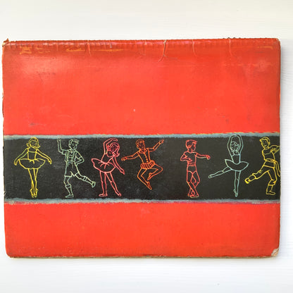 A children’s ballet introduction book featuring charming pop-up illustrations that rise from the pages, offering a gentle answer to the question, “What is ballet?”  かわいらしいイラストが立体的にポップアップする、「バレエってなあに？」という子ども向けのバレエ入門絵本。