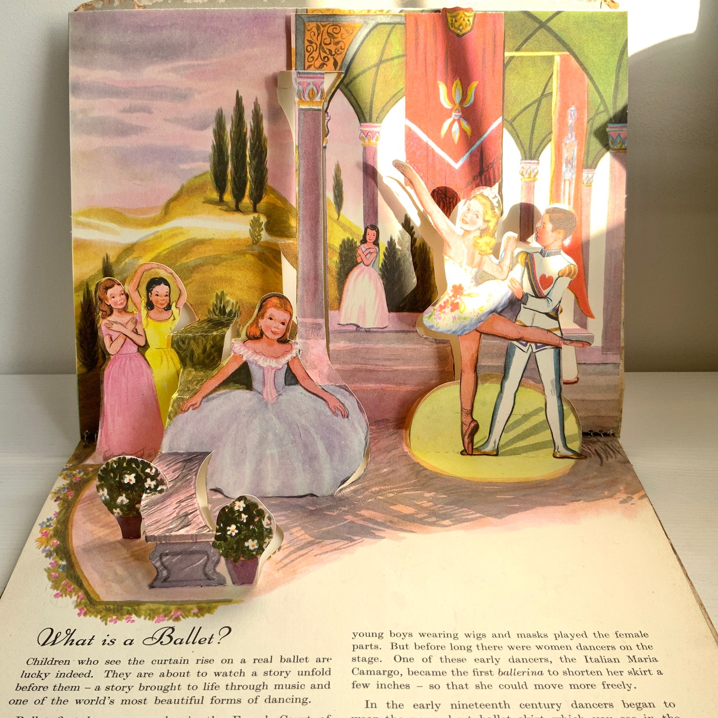 A children’s ballet introduction book featuring charming pop-up illustrations that rise from the pages, offering a gentle answer to the question, “What is ballet?”  かわいらしいイラストが立体的にポップアップする、「バレエってなあに？」という子ども向けのバレエ入門絵本。