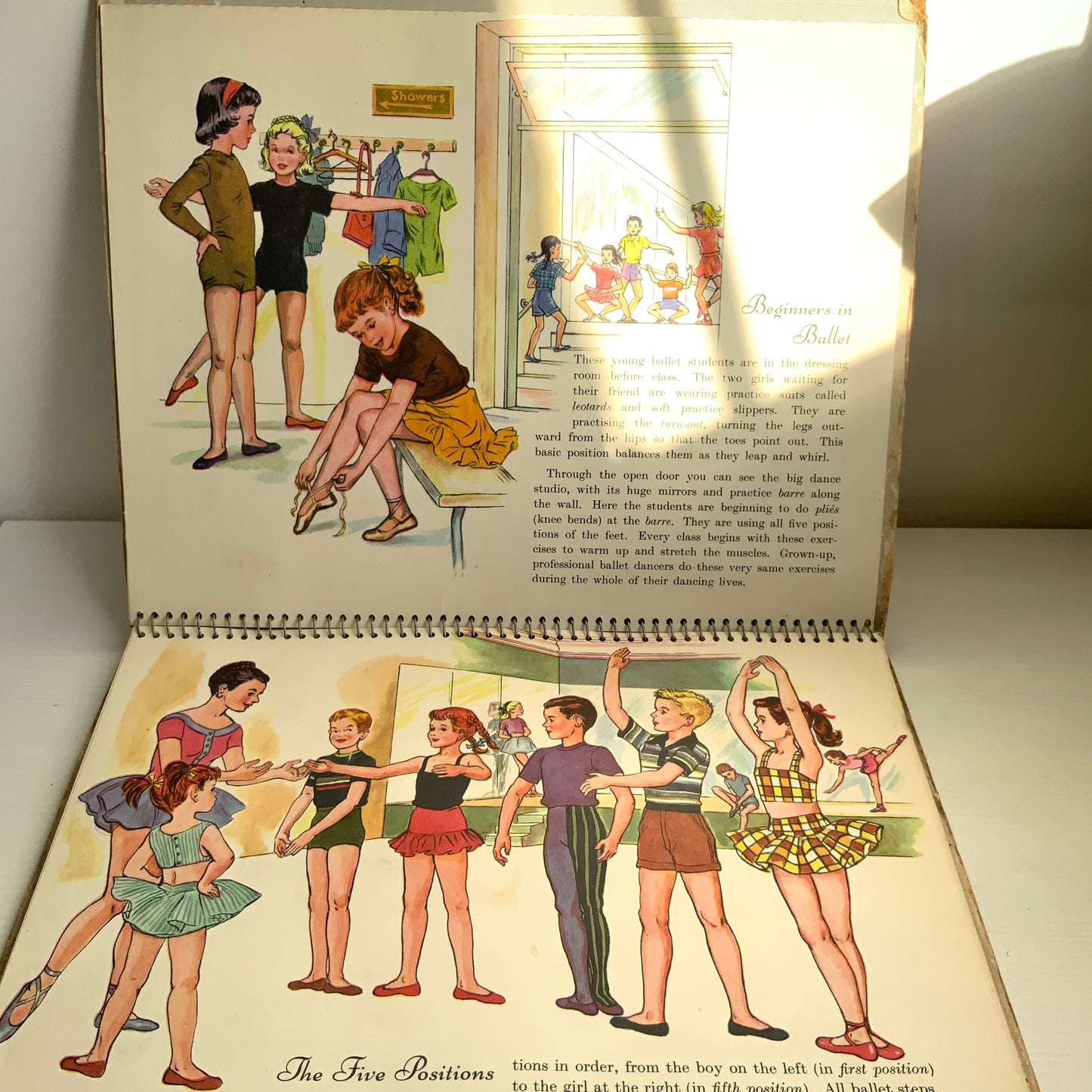 A children’s ballet introduction book featuring charming pop-up illustrations that rise from the pages, offering a gentle answer to the question, “What is ballet?”  かわいらしいイラストが立体的にポップアップする、「バレエってなあに？」という子ども向けのバレエ入門絵本。