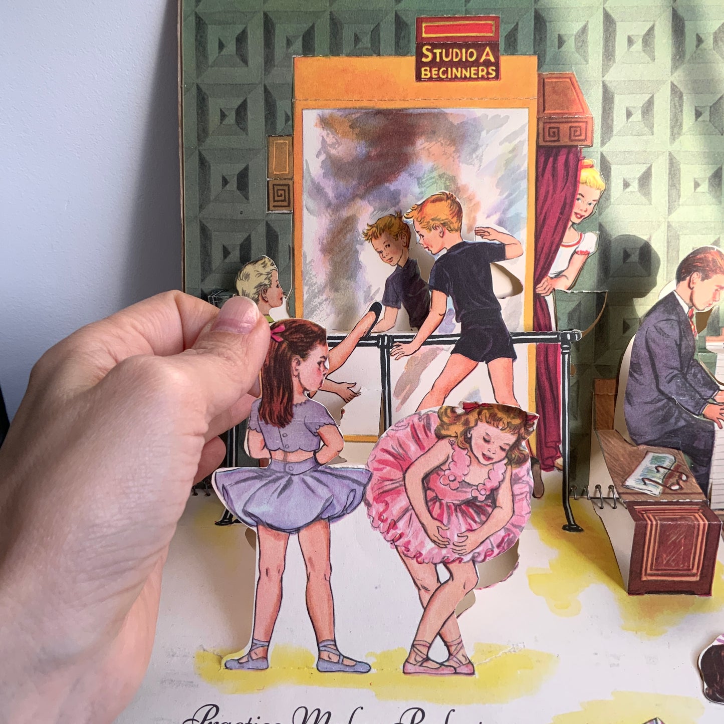 A children’s ballet introduction book featuring charming pop-up illustrations that rise from the pages, offering a gentle answer to the question, “What is ballet?”  かわいらしいイラストが立体的にポップアップする、「バレエってなあに？」という子ども向けのバレエ入門絵本。