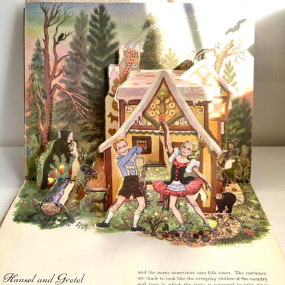 A children’s ballet introduction book featuring charming pop-up illustrations that rise from the pages, offering a gentle answer to the question, “What is ballet?”  かわいらしいイラストが立体的にポップアップする、「バレエってなあに？」という子ども向けのバレエ入門絵本。