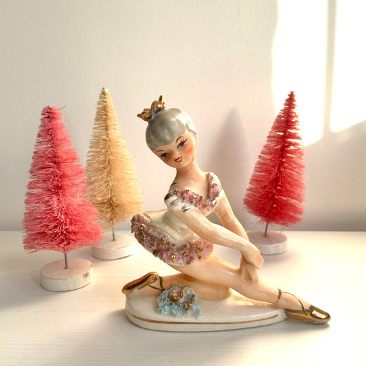 A charming porcelain ballerina figurine dressed in a pink tutu. ピンクのチュチュをまとった、かわいらしいバレリーナの磁器フィギュリン。