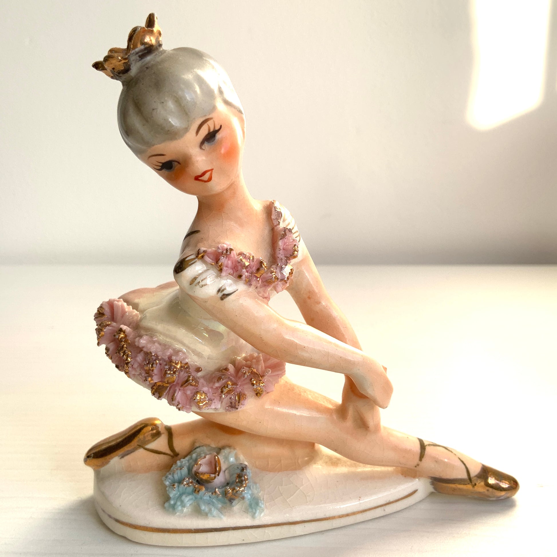 A charming porcelain ballerina figurine dressed in a pink tutu. ピンクのチュチュをまとった、かわいらしいバレリーナの磁器フィギュリン。