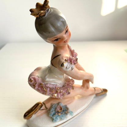 A charming porcelain ballerina figurine dressed in a pink tutu. ピンクのチュチュをまとった、かわいらしいバレリーナの磁器フィギュリン。
