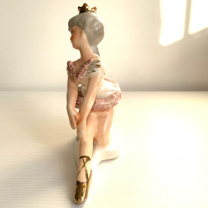 A charming porcelain ballerina figurine dressed in a pink tutu. ピンクのチュチュをまとった、かわいらしいバレリーナの磁器フィギュリン。