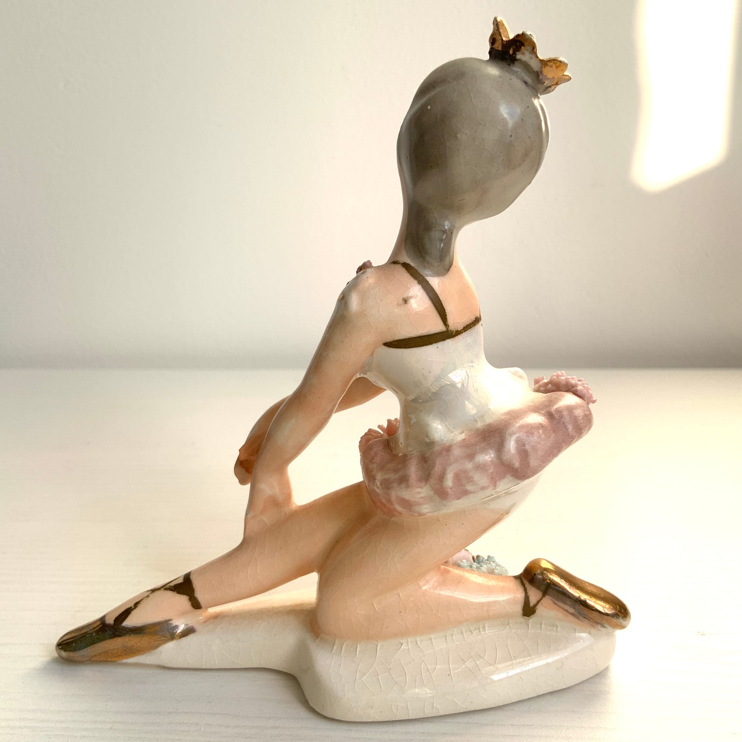 A charming porcelain ballerina figurine dressed in a pink tutu. ピンクのチュチュをまとった、かわいらしいバレリーナの磁器フィギュリン。