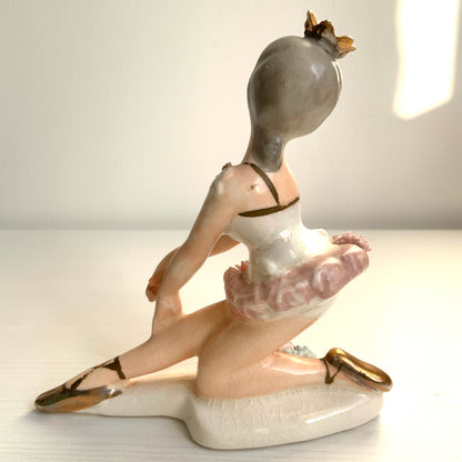 A charming porcelain ballerina figurine dressed in a pink tutu. ピンクのチュチュをまとった、かわいらしいバレリーナの磁器フィギュリン。
