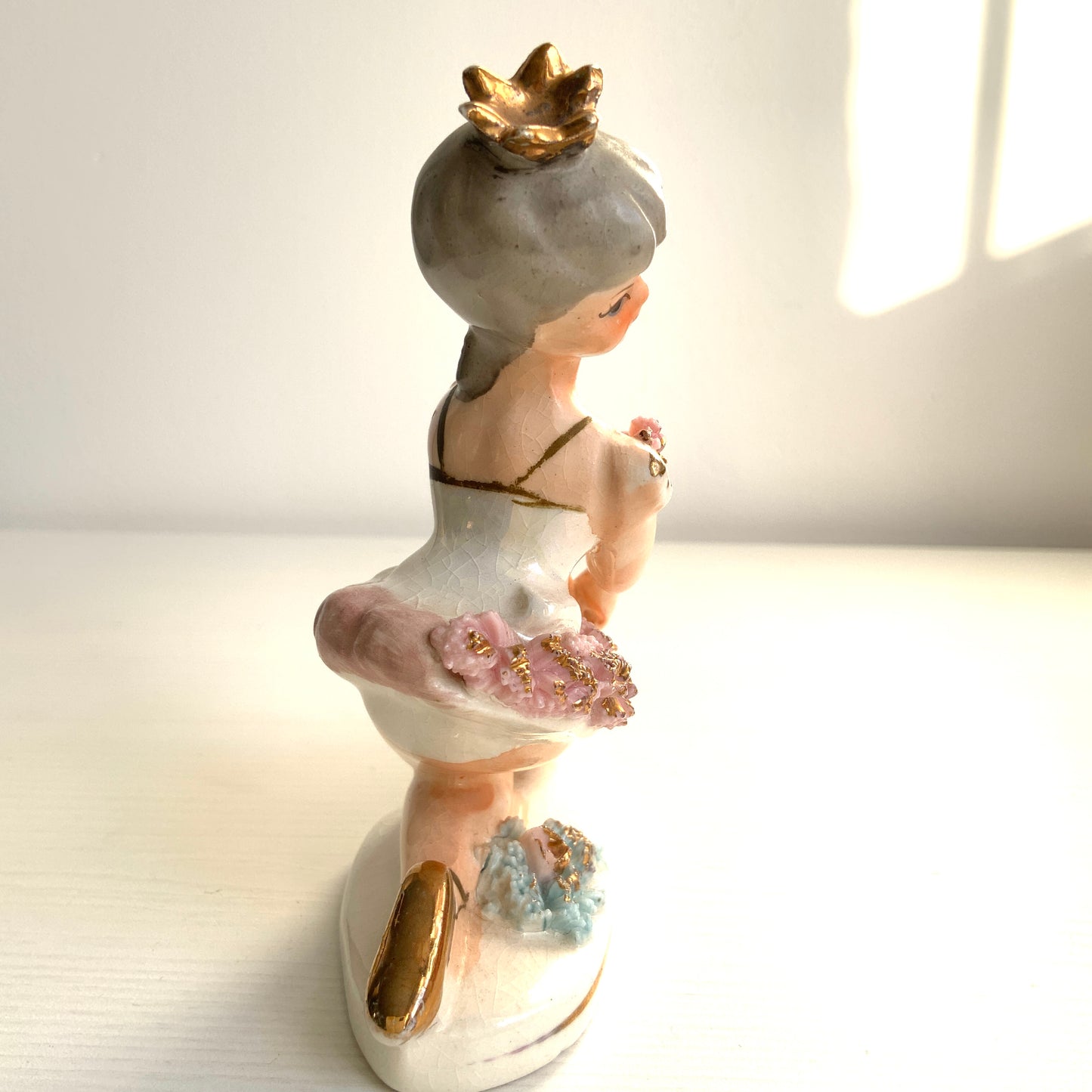 A charming porcelain ballerina figurine dressed in a pink tutu. ピンクのチュチュをまとった、かわいらしいバレリーナの磁器フィギュリン。